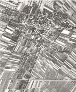 Das Januar-Bild aus 1991 zeit die Kirche, und rechts davon die leerstehende Hofreite, in der heute das Heimatmuseum und das Haus der Vereine zu finden sind.
