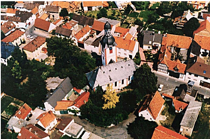 Das April-Bild aus dem Jahr 1952 zeigt Nordenstadt als landwirtschaftliches Dorf, umgeben von Streuobstwiesen, Weinbergen und Feldern. 